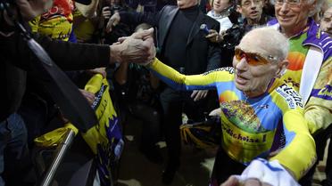 Robert Marchand, 102 ans, célèbre son record de l'heure sur la piste du vélodrome national à Saint-Quentin-en-Yvelines, le 31 janvier 2014  [Lionel Bonaventure / AFP]
