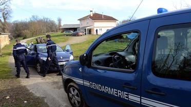 Des gendarmes dans une ferme de  Saint-Loubouer (Landes) appartenant à la grand-mère de la jeune femme accusée d'infanticides, le 4 février 2014 [Mehdi Fedouach / AFP]