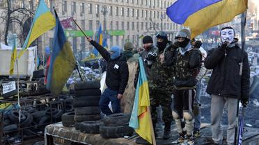 Des manifestants anti-gouvernement sur une barricade, le 5 février 2014 à Kiev [Sergei Supinsky / AFP]