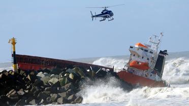 Un hélicoptère survole le cargo espagnol "Luno" échoué le 5 février 2014  sur une digue à Anglet [Gaizka Iroz / AFP]