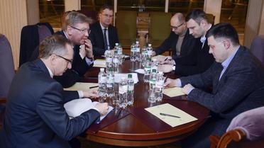 Discussions à Kiev entre, notamment, le commisaire européen chargé des relations de voisinage, Stefan Füle (deuxième à gauche) et des dirigeants d'opposition, le 11 février 2014 [Andrew Kravchenko / Pool/AFP/Archives]