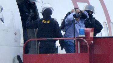 Les policiers évacuent les passagers de l'avion détourné d'Ethiopian Airlines, le 17 févier 2014 à Genève [Richard Juilliart / AFP]