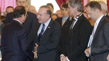 Le président François Hollande échange quelques mots avec le président du Medef Pierre Gattaz à l'issue du "Conseil de l'attractivité", à l'Elysée, le 18 février 2014