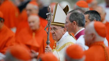 Le pape François au milieu des cardinaux, à la basilique Saint-Pierre au Vatican, le 22 février 2014 [Vincenzo Pinto / AFP]