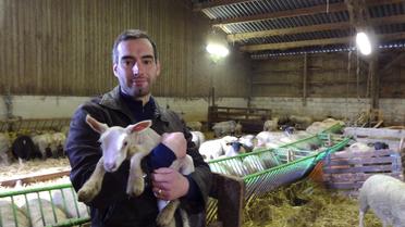Armand Harlé d'Ophove, fondateur de "la bêle solution", pose avec un agneau à Longueil-Sainte-Marie près de Paris le 19 février 2014 [Sandra Laffont / AFP]