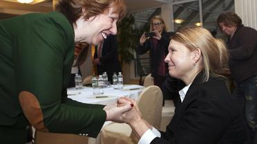 La chef de la diplomatie européenne Catherine Ashton (g) avec l'ex-Première ministre Ioulia Timochenko, le 25 février 2014 à Kiev [Aleksandr Prokopenko / Service Presse Timochenko/AFP]