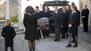 La veuve et le fils d'Antoine XIV, duc de Gramont, devant son cercueil, lors de ses funérailles, à l'église du village de Bidache, le 7 mars 2014 [Gaizka Iroz / AFP]