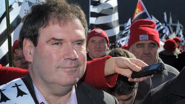 Des Bonnets Rouges et l'un de leur porte-parole (c), le maire de Carhaix Christian Troadec, à Morlaix, le 8 mars 2014 [Fred Tanneau / AFP/Archives]