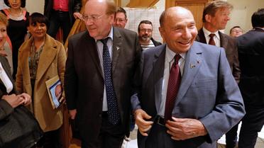 Le sénateur UMP Serge Dassault et le maire sortant de Corbeil-Essonnes (Essonne), Jean-Pierre Bechter, à Corbeil-Essonnes le 13 mars 2014 [François Guillot / AFP]