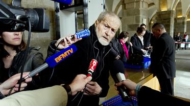 Maurice Agnelet interrogé par des journalistes à son arrivée pour son troisième procès le 17 mars 2014, au tribunal de Rennes, à l'ouest de la France  [Jean-Sébastien Evrard / AFP/Archives]