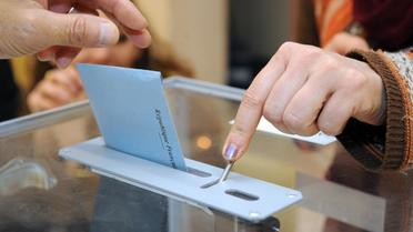 Un électeur dépose son bulletin dans l'urne le 30 mars 2014 à Saint-Gilles [PASCAL GUYOT / AFP]