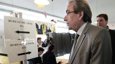 Le maire PS de Strasbourg Roland Ries dans un bureau de vote, le 30 mars 2014 [Frédérick Florin / AFP]