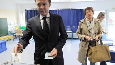 Le candidat de la liste de droite à Angers Christophe Béchu vote le 30 mars 2014  [Jean-François Monier / AFP]