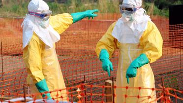 Des médecins en tenues de protection pour s'occuper des cas de fièvre Ebola dans le sud de la Guinée, le 31 mars 2014 [Seyllou / AFP/Archives]