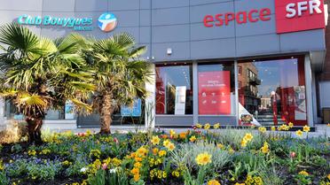 Une boutique de Bouygues Telecom à côté d'une autre de SFR, à Dunkerque le 1er avril 2014 [Philippe Huguen / AFP/Archives]