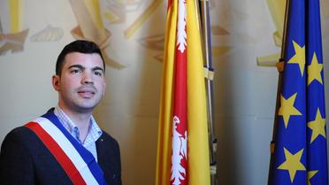 Le maire FN d'Hayange (Moselle) pose le 6 avril 2014 après avoir reçu son écharpe tricolore [Jean-Christophe Verhaegen / AFP/Archives]