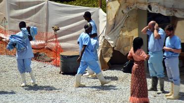 Des personnels médicaux dans un centre d'isolement de personnes infectées par le virus Ebola à Conakry le 14 avril 2014 [Cellou Binani / AFP/Archives]