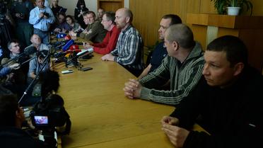 Les observateurs de l'OSCE retenus par les insurgés pro-russes, présentés à la presse le 27 avril 2014 à Slaviansk  [Vasily Maximov / AFP]