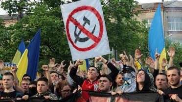 Fans des clubs de football ukrainiens Metalist et Dnipro durant une manifestation pour une Ukraine unie, le 27 avril 2014 à Kharkiv [Sergey Bobok / AFP]