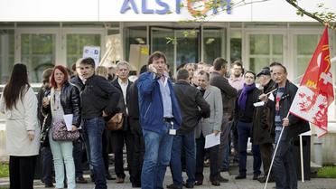 Des salariés d'Alstom devant le site transports le 29 avril 2014 à Saint-Ouen [Lionel Bonaventure / AFP]