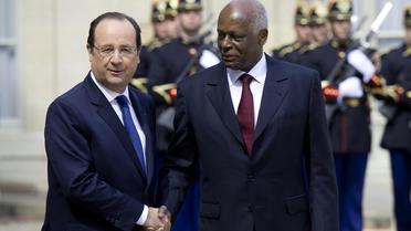 Le président de la République François Hollande accueille le président angolais José Eduardo Dos Santos à l'Elysée, à Paris, le 29 avril 2014 [Alain Jocard / AFP]