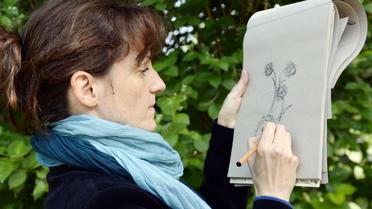 Marthe Mulkey, dessinatrice du Muséum national d'Histoire Naturelle, dessine des coloriages pour adultes à Paris, le 29 avril 2014 [Bertrand Guay / AFP]