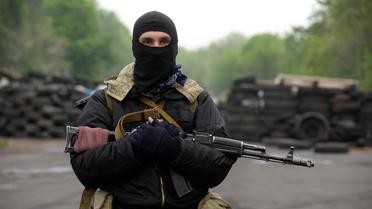 Un militant pro-Russe inspecte les voitures à un point de contrôle près de Slaviansk en Ukraine, le 30 avril 2014 [Vasily Maximov / AFP]
