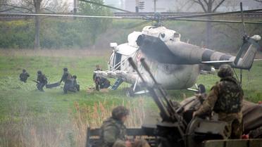 Les soldats ukrainiens à l'attaque d'un poste de contrôle des rebelles pro-russes le 2 mai 2014 à Andreevka près de Slavyansk [Vasily Maximov  / AFP]