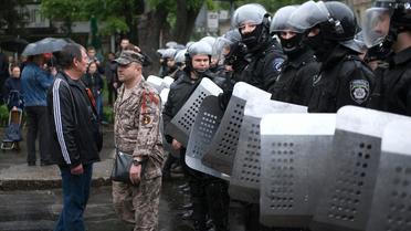 Un militant pro-russe devant un cordon de police à Odessa, dans le sud de l'Ukraine, le 4 mai 2014 [Dmitry Serebryakov / AFP]