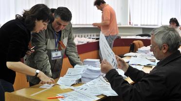 Des membres d'une commission électorale préparent les bulletins de vote pour le referendum du 11 mai dans l'est de l'Ukraine, le 8 mai 2014 à Donetsk [Genya Savilov / AFP]