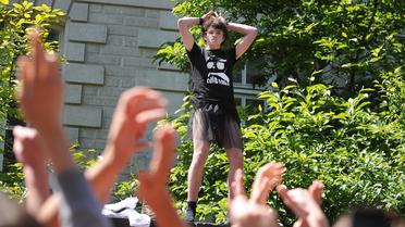 Un lycéen porte une jupe face à des manifestants de "La Manif pour tous" à Nantes, le 15 mai 2014 [Jean-Sebastien Evrard / AFP]