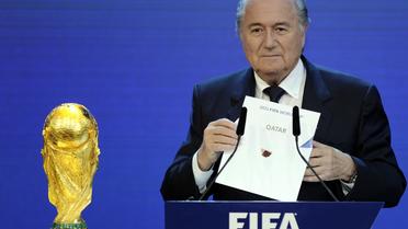 Le président de la FIFA Sepp Blatter annonçant le choix du Qatar pour organiser le Mondial en 2022, le 2 décembre 2010 à Zurich [Philippe Desmazes / AFP/Archives]