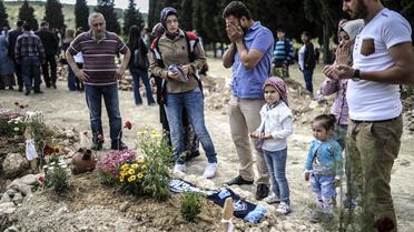 Des gens se recueillent sur les tombes de victimes de l'accident minier de Soma le 16 mai 2014 [Bulent Kilic / AFP]