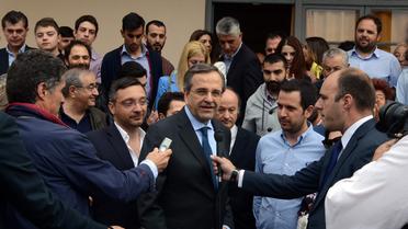 Image du bureau obtenue par l'AFP service de presse du Premier ministre grec Antonis Samaras, photographié après avoir voté aux élections locales à Pylos le 18 mai 2014 [ / AFP]