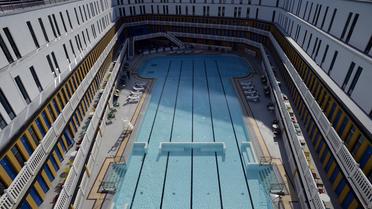 Le bassin extérieur de la nouvelle pisicine parisienne Molitor, désormais partie d'un complexe d'hôtellerie de luxe, est présenté le 18 mai 2014 [Franck Fife / AFP]