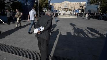 Un vieil homme, tenant une brochure sur les élections européennes de promène place Syntagma le 24 mai 2014 à Athènes [Louisa Gouliamaki / AFP]