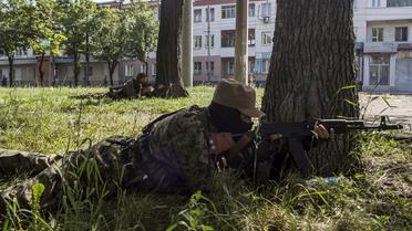 Un combattant pro-russe en position de tir lors de heurts contre les forces ukrainiennes près de l'aéroport de Donetsk le 26 mai 2014 [Fabio Bucciarelli / AFP/Archives]