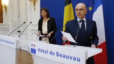 Les ministres belge Joelle Milquet et français  Bernard Cazeneuve de l'Intérieur lors d'une conférence de presse place Beauvau à Paris [Thomas Samson / AFP]