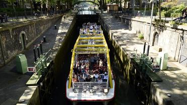 Un bateau dans une écluse du canal St Martin à Paris, le 6 juin 2014 [Bertrand Guay / AFP]