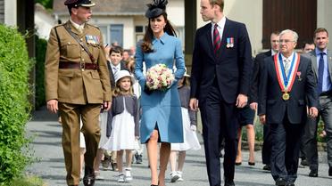Le prince William et sa femme Kate arrivent en Normandie pour rencontrer des vétérans britanniques dans le cadre des cérémonies pour marquer le 70e anniversaire du Débarquement, le 6 juin 2014
 [Leon Neal / POOL/AFP]