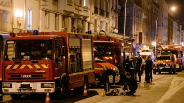 Des pompiers devant l'immeuble où un feu a pris vers 20h00 le 7 juin, à Aubervilliers [Pierre Andrieu  / AFP/Archives]
