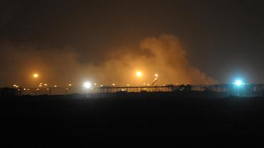 La fumée sort d'un terminal de l'aéroport de Karachi après une attaque le 9 juin 2014 [Rizwan Tabassum / AFP]