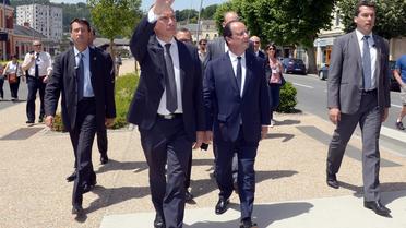 Le maire Bernard Combes (g) et le président de la République François Hollande (c) le 9 juin 2014 à Tulle [Jean-Pierre Muller / AFP]