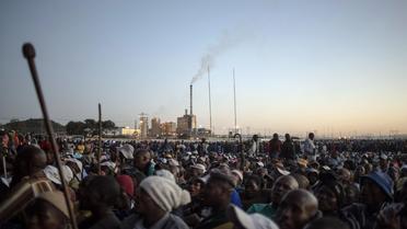 Rassemblement de mineurs de platine en grève au stade Wonderkop de Marikana, en Afrique du Sud, le 12 juin 2014 [Muhajid Safodien / AFP]