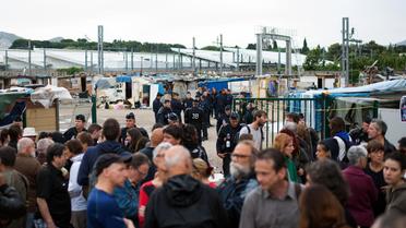 Des militants réunis devant le camp de Roms en cours de démantèlement à Marseille, le 18 juin 2014 [Betrand Langlois  / AFP]