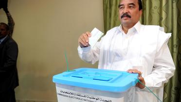 Le président mauritanien sortant et favori à sa propre succession, Mohamed Ould Abdel Aziz, vote le 21 juin 2014 à Nouakchott  [Seyllou / AFP]