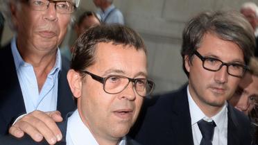 L'urgentiste Nicolas Bonnemaison, entouré de ses avocats, sort de la Cour d'assises de Pau après avoir été acquitté le 25 juin 2014 [Jean-Pierre Muller / AFP/Archives]