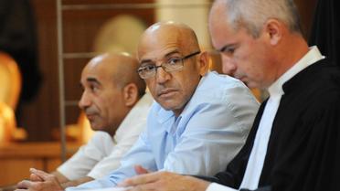 Abdelkader Azzimani (c), Abderrahim El Jabri (g) et leur avocat Jean-Marc Darrigade durant leur procès en révision devant les Assises du Gard à Nîmes, le 3 juillet 2014
 [Sylvain Thomas / AFP]