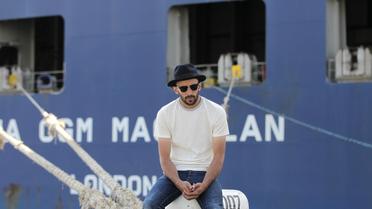 Le photographe français JR pose devant le cargo Magellan de la CMA-CGM, au Havre le 4 juillet 2014 [Charly Triballeau / AFP]
