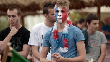 Un supporteur français regarde le match de quart de finale du Mondial de football 2014  entre la France et l'Allemagne sur écran géant à Kehl, en Allemagne à la frontière française, le 4 juillet 2014 [Frederick Florin / AFP]